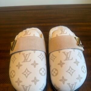 Louis Vuitton Women's Tan and Cream Slippers - Image 4