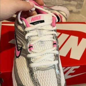 Nike Women's Silver and Pink Trainers - Image 3