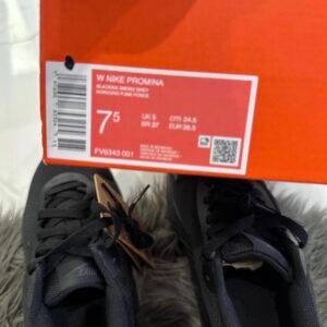 Nike Women's Black and Grey Trainers - Image 8
