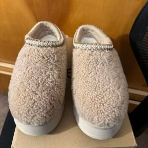 UGG Women's Tan and Brown Slippers - Image 3