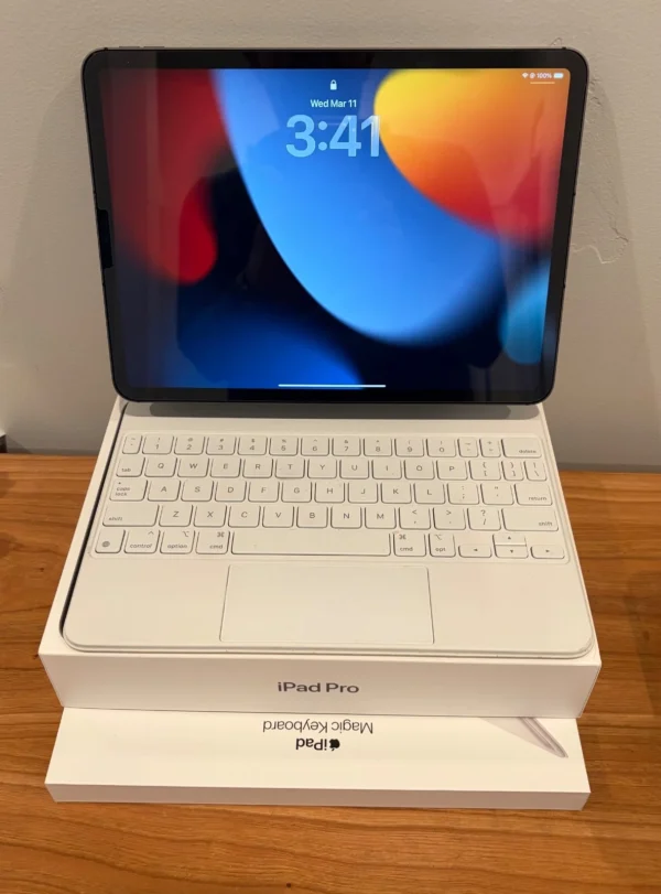 Apple iPad Pro 11-inch (3rd Gen M1) 256GB Space Gray w/Magic Keyboard