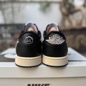 Travis Scott x Air Jordan 1 - Image 3