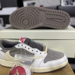 Travis Scott x Air Jordan 1 low - Image 4