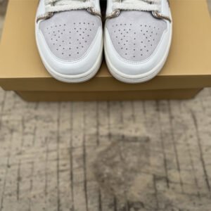 Travis Scott x Air Jordan 1 - Image 4