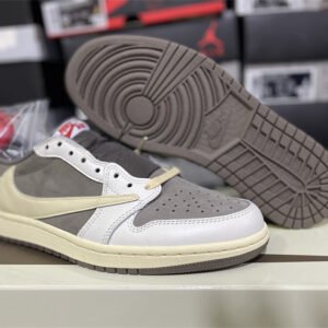 Travis Scott x Air Jordan 1 low - Image 3
