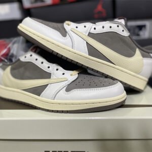Travis Scott x Air Jordan 1 low - Image 7