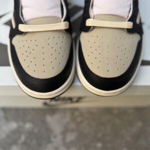 Travis Scott x Air Jordan 1 - Image 17