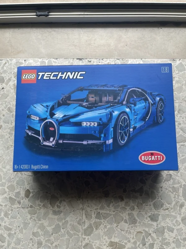 LEGO Technic 42083 - Bugatti Chiron (Complete with Box and Manual)