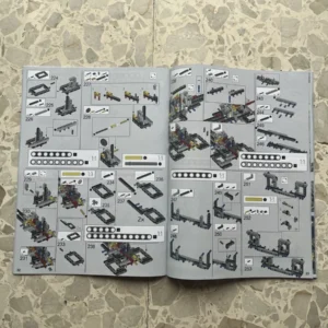 LEGO Technic 42083 - Bugatti Chiron (Complete with Box and Manual) - Image 5
